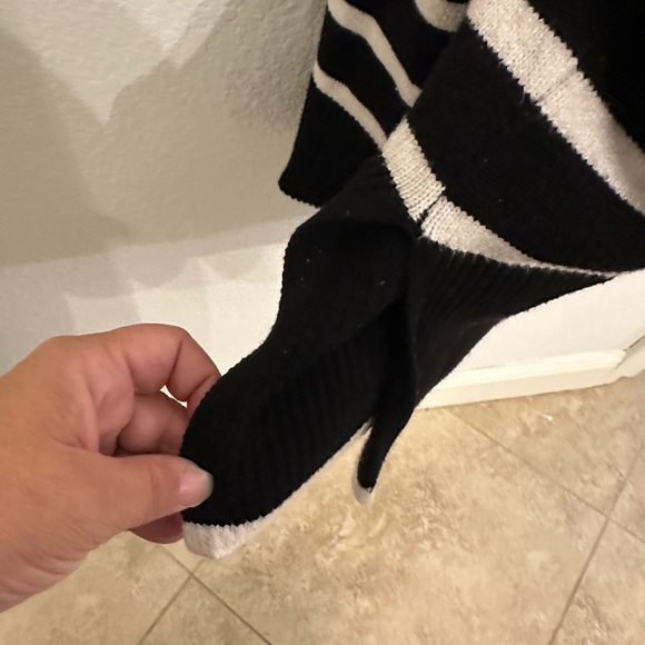 Gyrans beautiful quality black and soft cream sweater. Size large - Picture 4 of 8